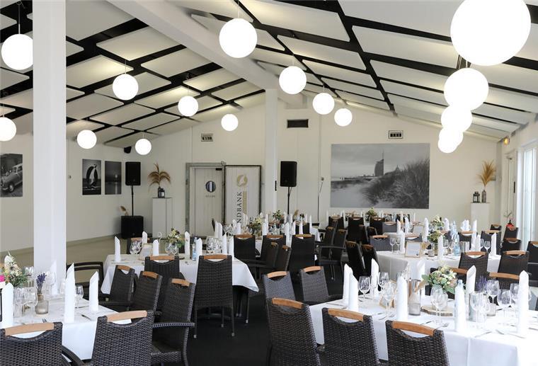 Eingedecktes Restaurant in der Sandbank