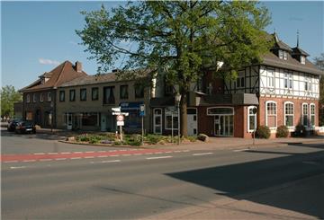 Ob und gegebenenfalls in welcher Form sowie zu welchen Kosten das Gebäude der ehemaligen Apotheke (rechts) am Markt erhalten wird, wird im Planungsausschuss der Gemeinde Sittensen derzeit kontrovers diskutiert. Lösungsvorschläge erhofft sich das Gremium von Studenten, die für den Bereich des Marktplatzes Gestaltungsvorschläge erarbeiten sollen.