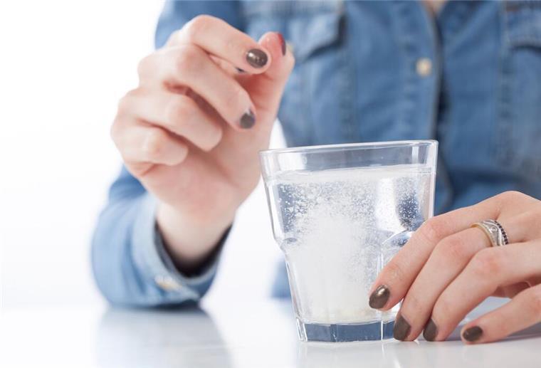 Tabletten-Wahn? Warum viele Nahrungsergänzungen überflüssig sind Jemand hält ein mit Wasser gefülltes Glas in der Hand. Eine Tablette löst sich darin auf. Ob Vitamine, Pflanzenextrakte oder Mineralien – Nahrungsergänzungsmittel sind beliebt, aber oft überschätzt. Die Verbraucherzentrale warnt vor falschen Gesundheitsversprechen, besonders in sozialen Medien.