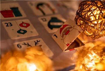 Das erste Türchen eines Adventskalenders mit der Abbildung eines Weihnachtsmannes ist geöffnet.