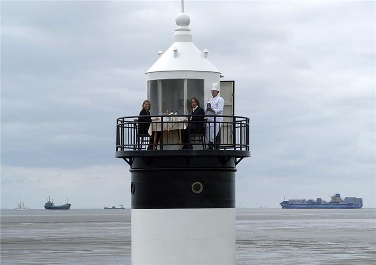 Ob zum Ja-Sagen oder Dinnieren: Brautpaare lieben den Leuchtturm "Kleiner Preuße" an der Kutterhafeneinfahrt des Nordseebades Wremen.