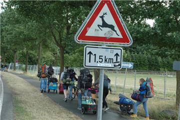 Obacht: Auf dem Weg zum Festivalgelände können einem seltsame Wesen über den Weg laufen.