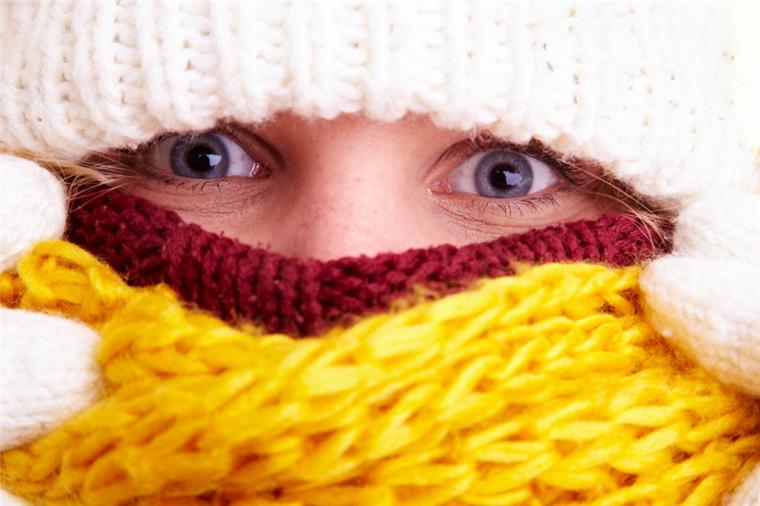 Laufende Wollhaufen werden immer frieren #isso Oben hui, unten pfui: Diese Art der Vermummung bringt nur wenig, wenn in Richtung Füße nur nackte Haut ist.