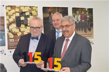 Stadtrat, Bundesminister und Oberbürgermeister stellen die neue Behördennummer vor.