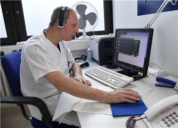 Oberarzt Dr. Andreas Blath vom Klinikum Reinkenheide überwacht die Narkose über den Computer-Bildschirm.