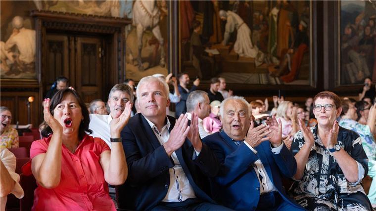 Jüdisch-mittelalterliches Erbe wird neues Unesco-Welterbe Oberbürgermeister Andreas Bausewein (2.v.l., SPD) und Reinhard Schramm, Vorsitzender der Jüdischen Landesgemeinde, nach Bekanntgabe der Entscheidung.