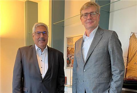 Oberbürgermeister Melf Grantz begrüßt Dr. Hendrik Heerma in seinem Büro