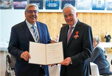 Oberbürgermeister Melf Grantz (links) überreichte Hans-Christoph Seewald das Verdienstkreuz am Bande des Verdienstordens der Bundesrepublik Deutschland.