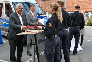 Oberbürgermeister Melf Grantz (links) und der Direktor der Ortspolizeibehörde Bremerhaven Harry Götze übergeben die Zeugnisse.