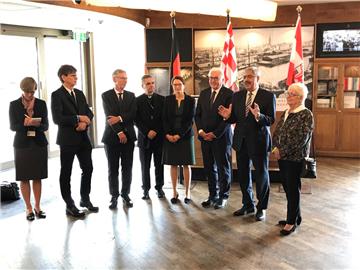 Oberbürgermeister Melf Grantz und Stadtverordnetenvorsteherin Brigitte Lückert begrüßen Bundespräsident Frank-Walter Steinmeier im Auswandererhaus.
