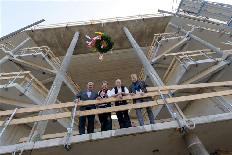 Bremerhaven feiert Richtfest für größtes soziales Neubauprojekt Oberbürgermeister Melf Grantz (von links), Jan Gerdes (Zimmermann), Michael Lütjen (Zimmermann) und Sieghard Lückehe (Geschäftsführer Stäwog) feiern Richtfest an der Blumenstraße.