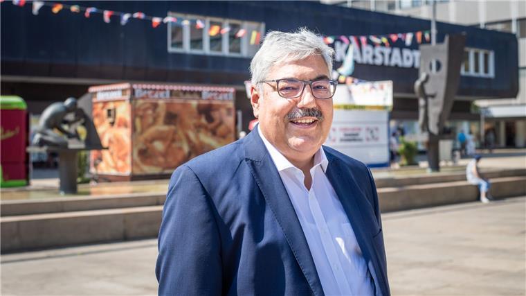 Oberbürgermeister Melf Grantz vor dem ehemaligen Karstadt-Gebäude in der Fußgängerzone.
