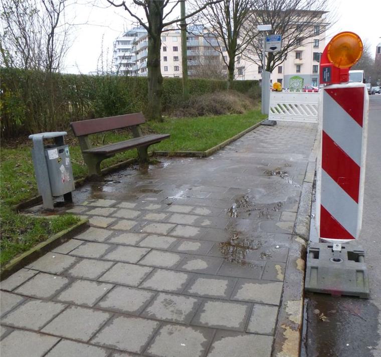 Oberflächenwasser läuft von einem höhergelegenen Grundstück auf die Schifferstraße in Bremerhaven. Bei Frost wird der Fußweg zur Eispiste. Darum wurde er sicherheitshalber gesperrt