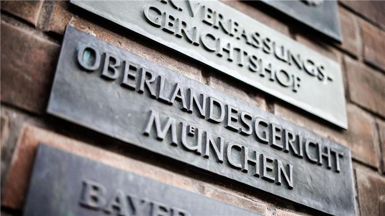 „Oberlandesgericht München“ steht auf einem Schild.