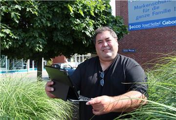 Oberschule Beverstedt wird digital: Elternsprecher Horst Meyer mit einem Ipad.