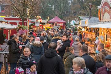 Obgleich es am Sonntag nahezu ununterbrochen nieselte, war der Weihnachtsmarkt ein Besuchermagnet.