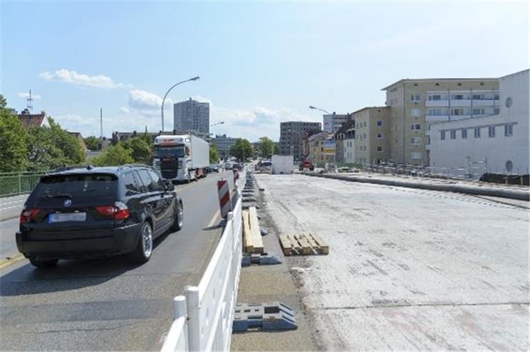 Obgleich seit Monaten der Verkehr in beide Richtungen nur einspurig an der Baustelle auf der Kennedybrücke in Bremerhaven vorbeigeleitet wird, ist es laut Baudezernentin kaum zu größeren Behinderungen gekommen.