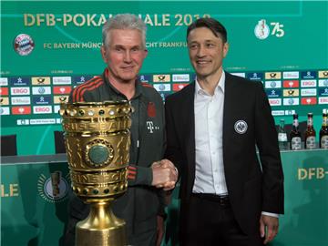 Objekt der Begierde: Jupp Heynckes (links), Trainer des FC Bayern München, und Niko Kovac, Trainer von Eintracht Frankfurt, posieren vor dem Pokal.