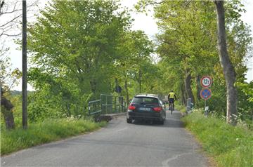 Obwohl alle Brücken in der Gemeinde Schiffdorf, wie hier zwischen Altluneberg und Geestenseth, mit Gewichtsbegrenzungsschildern ausgestattet sind,  werden sie durch landwirtschaftliche Fahrzeuge häufig überlastet. Nun sind Ideen gefragt, um die Brücken zu schonen. 