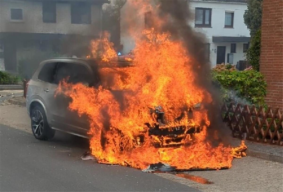 Auto brennt in Langen lichterloh: 30.000 Euro Schaden Ein Auto steht in Langen im Kreis Cuxhaven in Flammen.