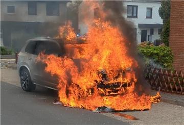 Ein Auto steht in Langen im Kreis Cuxhaven in Flammen.