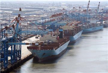 Kopfschütteln: Obwohl der Containerterminal in Bremerhaven dringend auf die Außenweservertiefung angewiesen ist, ist im Senat über das Thema ein Streit ausgebrochen.