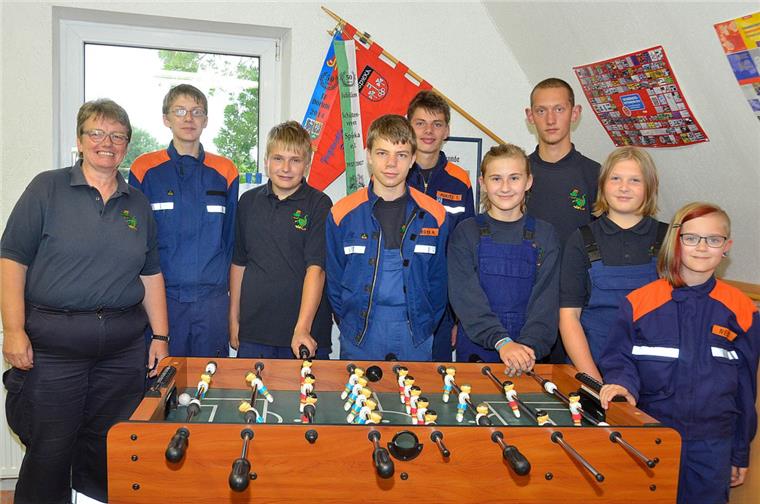 Obwohl die Mädchen und Jungs der Jugendfeuerwehr Spieka zusammen mit Jugendwartin Heike Holst (links) tolle Sachen unternehmen, interessieren sich immer weniger Jugendliche für die Feuerwehr.