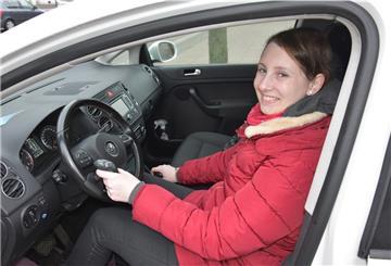 Eine Frau sitzt in einem Auto.