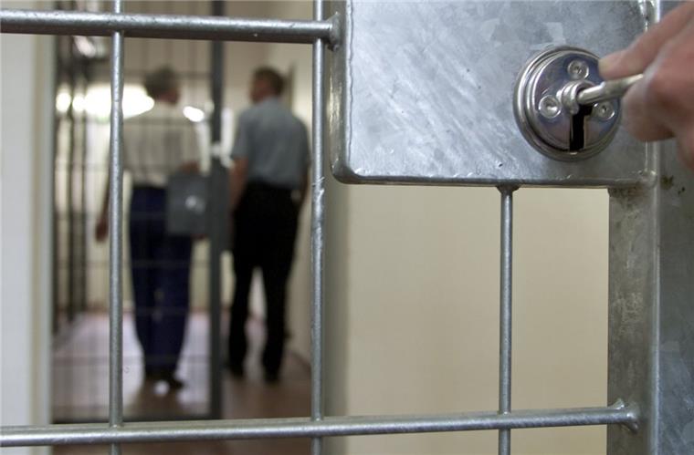 Plötzlich öffnen sich die Knasttüren: Obwohl sie wegen schwerer Verbrechen angeklagt sind, mussten zwei Bulgaren aus Bremerhaven jetzt freigelassen werden. Sie saßen zu lange in der Untersuchungshaft.