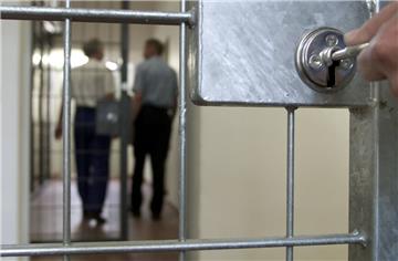 Plötzlich öffnen sich die Knasttüren: Obwohl sie wegen schwerer Verbrechen angeklagt sind, mussten zwei Bulgaren aus Bremerhaven jetzt freigelassen werden. Sie saßen zu lange in der Untersuchungshaft.