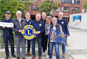Ochsenbratwurst, Ochsenbier, Apfelsaft mit und ohne Schuss sowie Adventskalender steuern der Lions-Club Nordenham/Elsfleth und der Lions-Club Emy Rogge zum Gelingen des Ochsenmarktes bei. Das Foto zeigt Michael Eppler, Hergen Kalitzki, Klaus Francksen, Harald Hillmer, Burkhard Stamer, Sabine Siefken, Lore Timme-Hänsel und Dr. Peter Hinrichs (von links).
