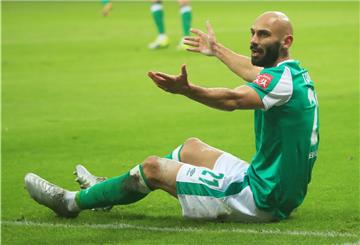 Fußball: Bundesliga, Bayer Leverkusen - Werder Bremen, 15. Spieltag in der Bay Arena. Bremens Ömer Toprak sitzt am Boden. 