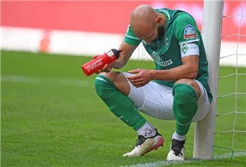 Werders Ömer Toprak hockt am Boden