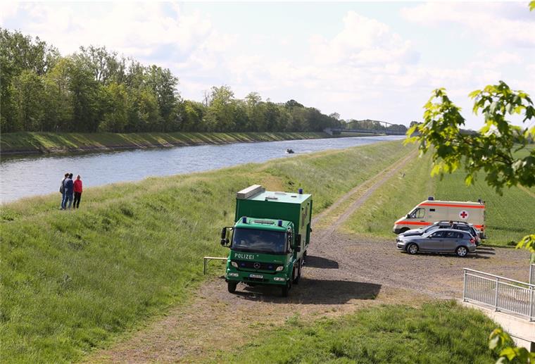 Örtliche Polizeikräfte suchten im Mai am Fundort der Leiche in der Weser nach weiteren Spuren.