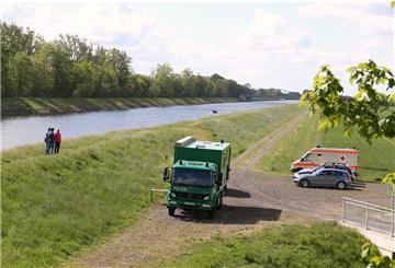 Örtliche Polizeikräfte suchten im Mai am Fundort der Leiche in der Weser nach weiteren Spuren.