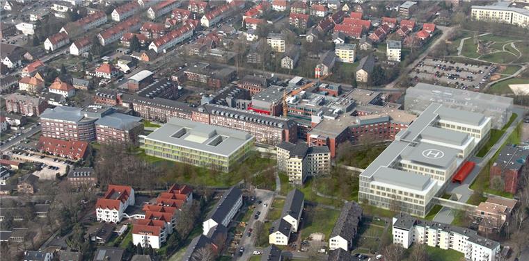 Östlich vom Hauptgebäude des Klinikums Oldenburg (rechts im Bild) entsteht ein Neubau, in dem unter anderem die zentrale Notaufnahme und Operationsräume untergebracht werden. Angeschlossen an die Kinderklinik wird das Perinatalzentrum entstehen (Bildmitte).