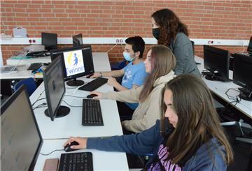 Özlem Meyer (stehend) hat zu Beginn des zweiten Schulhalbjahres das „eTwinning“ an der IGS Zeven eingeführt. Der Kurs ist ein freiwilliges Angebot im Rahmen des Ganztags.