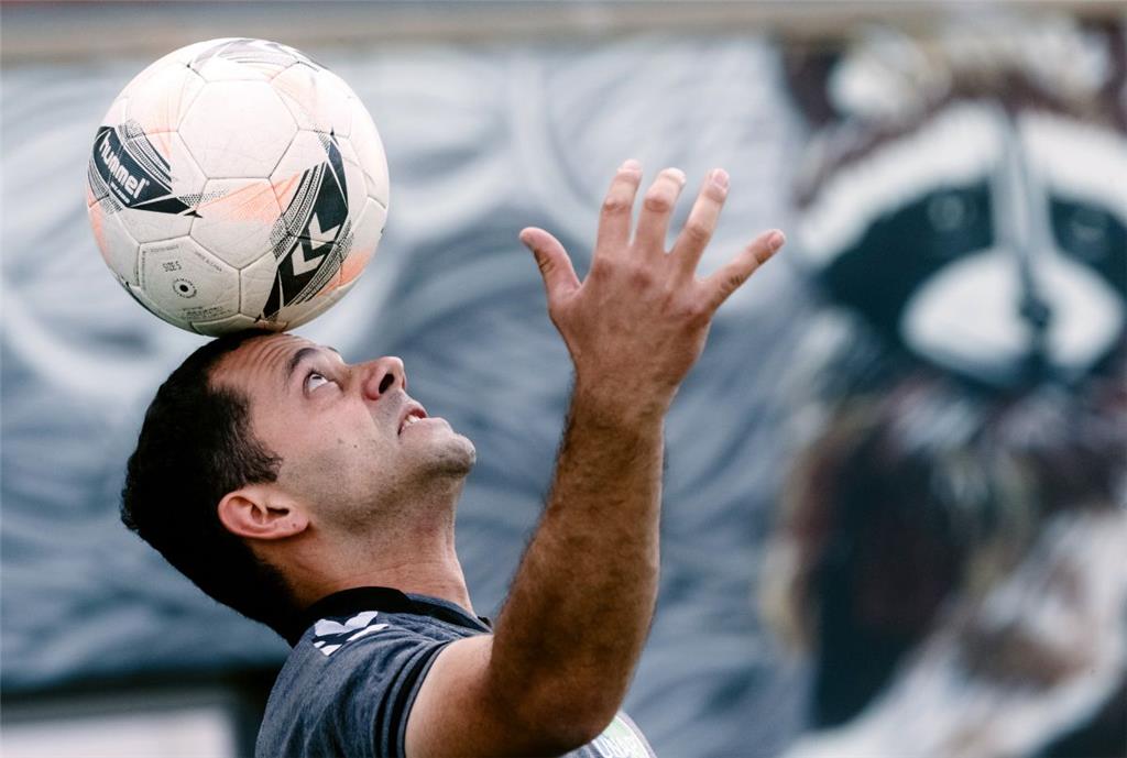 Öztürk, der den Ball auch für die Rekordzeit von 27,8 Sekunden auf der Stirn rotieren ließ, ist bereits im Guinness World Records Buch verzeichnet: Er hält den Titel für das längste Balancieren eines Fußballs auf dem Schienbein.
