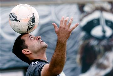 Öztürk, der den Ball auch für die Rekordzeit von 27,8 Sekunden auf der Stirn rotieren ließ, ist bereits im Guinness World Records Buch verzeichnet: Er hält den Titel für das längste Balancieren eines Fußballs auf dem Schienbein.