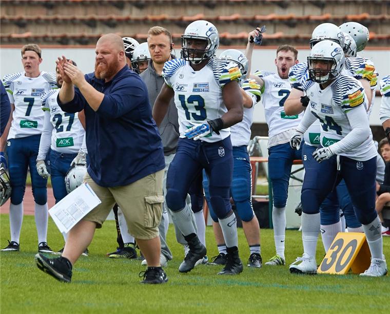 Offensiv-Koordinator Marco Monsees klatscht den Seahawks-Footballern Beifall. Das Team bleibt in der Regionalliga auf dem zweiten Tabellenplatz. 