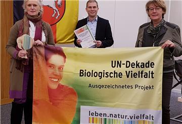 Offizielle Übergabe der Auszeichnung „UN-Dekade Biologische Vielfalt“ durch Ministerin Barbara Otte-Kinast (rechts) gemeinsam mit Eike Holsten (MdL, Foto Mitte) an den LandPark Lauenbrück, vertreten durch Geschäftsführerin Katharine von Schiller (links).