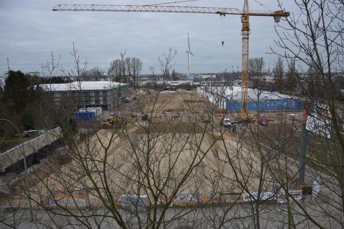 Offizieller Baustart für den neuen Edeka auf dem ehemaligen Warrings-Gelände an der Weserstraße in Bremerhaven war am Mittwoch. Auf der hellen aufgeschütteten Fläche im Vordergrund entstehen Parkplätze. Direkt dahinter wird der Markt gebaut.