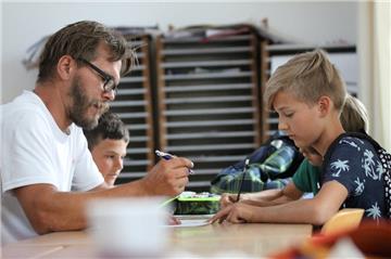 Oft steht Rapper Flowin Immo (Foto) auf der Bühne. Jetzt tauschte er Scheinwerferlicht gegen Klassenzimmer und zeigte Schülern der KGS Tarmstedt, worauf es beim Dichterwettbewerb ankommt.