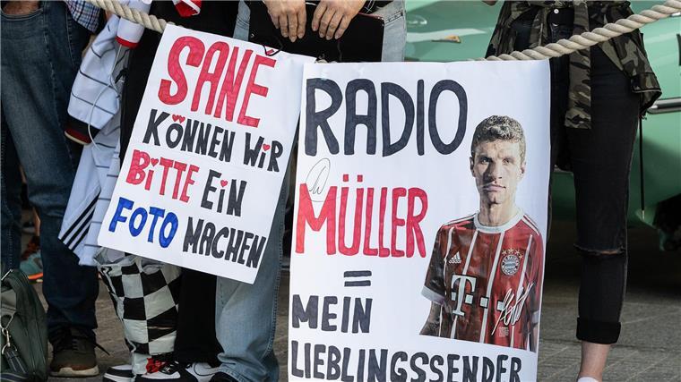 Fans im Spitzensport: Was, wenn die Liebe zu weit geht? Oft stundenlang warten die Fans der Nationalmannschaft vor dem Hotel auf ihre Idole.