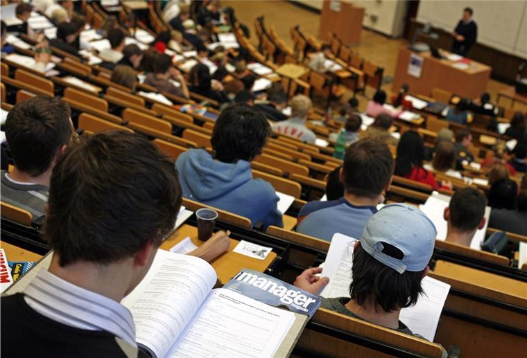 Studenten der Wirtschaftswissenschaften sitzen während einer Statistik-Vorlesung in einem Hörsaal.