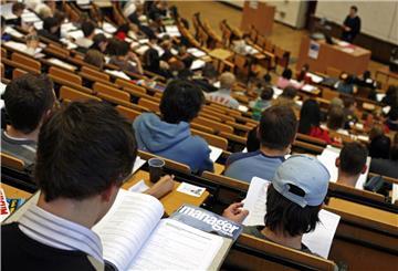 Studenten der Wirtschaftswissenschaften sitzen während einer Statistik-Vorlesung in einem Hörsaal.