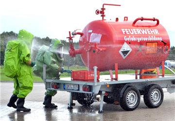 Ohne Chemikalienschutzanzüge hätte ein solcher Treffer von Gefahrstoff bei den Einsatzkräften fatale Folgen. Bei der Übung in Stotel handelte es sich zum Glück nur um Wasser, dass aus dem Gefahrgutunfallsimulator spritze