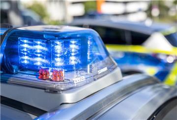  Das Blaulicht an einem Polizeiwagen ist eingeschaltet. 