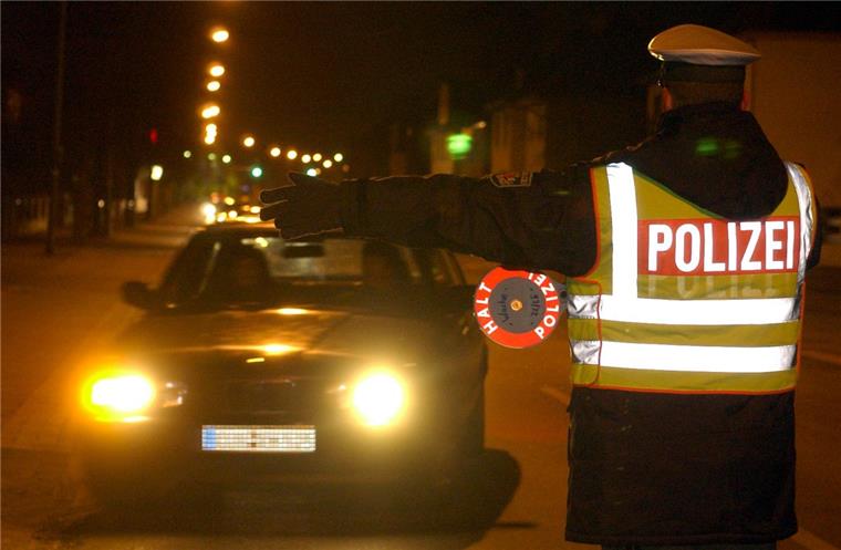 Nordenham: Viel zu schnell und ohne Führerschein mit Papis Auto unterwegs Ohne Führerschein das Auto von Papi geklaut: Hätte sich der Jugendliche mal lieber an die Geschwindigkeitsbegrenzung gehalten.