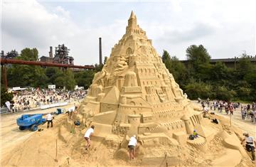 Ohne Geduld und Fingerspitzengefühl geht gar nichts: Künstler arbeiten  in Duisburg an der größten Sandburg der Welt. 